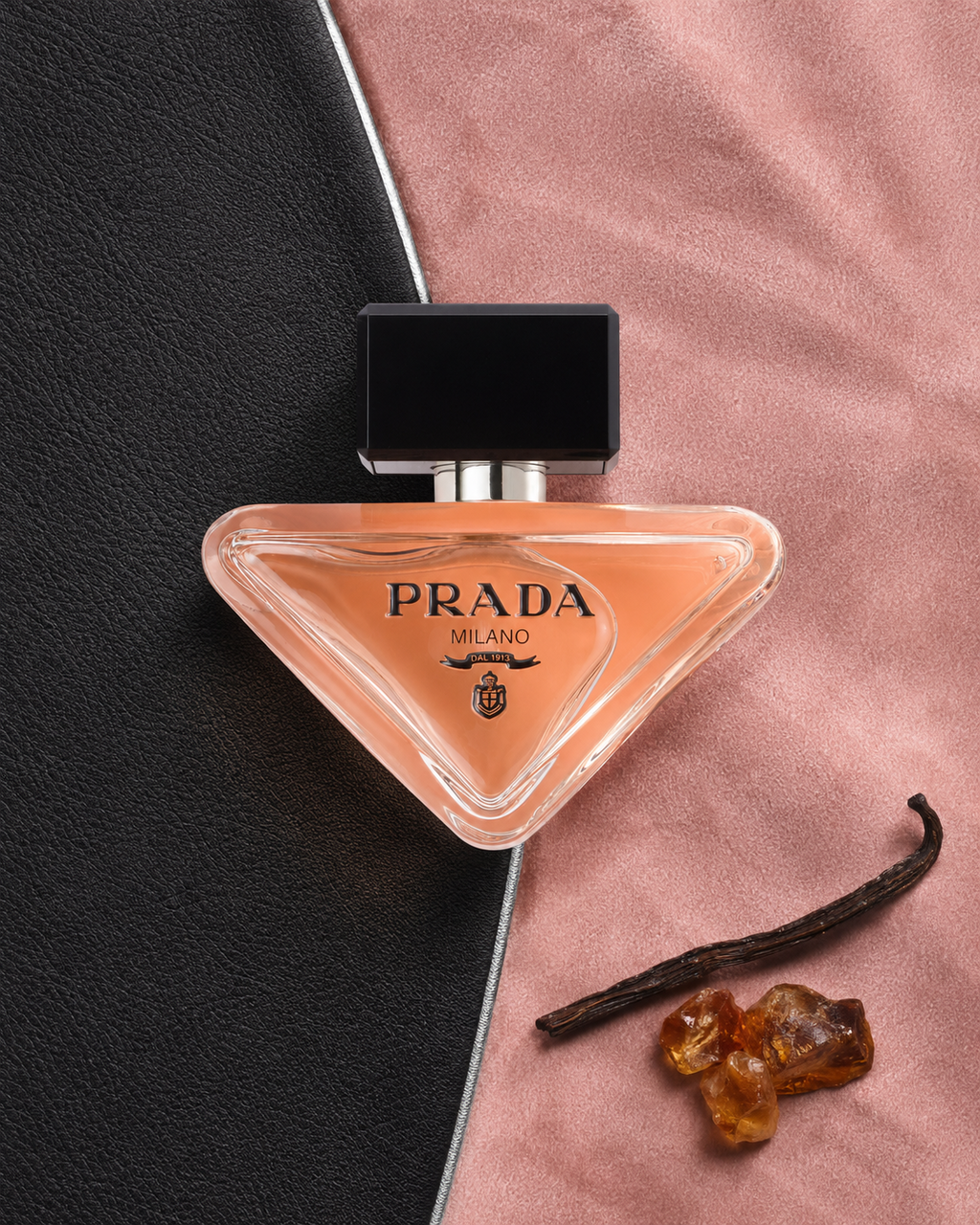 Prada Paradoxe Eau de Parfum - صورة حملة عطرية: 07 campaign black leather velvet