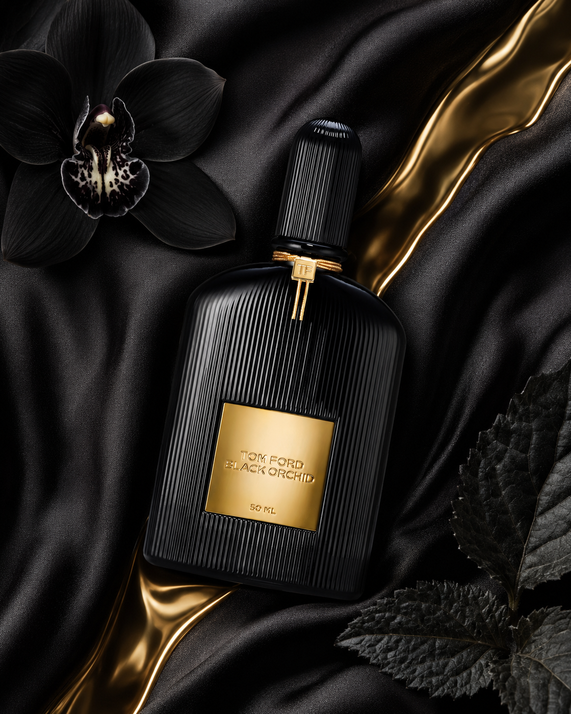 Tom Ford Black Orchid Eau de Parfum - صورة حملة عطرية: 07 campaign black satin flatlay