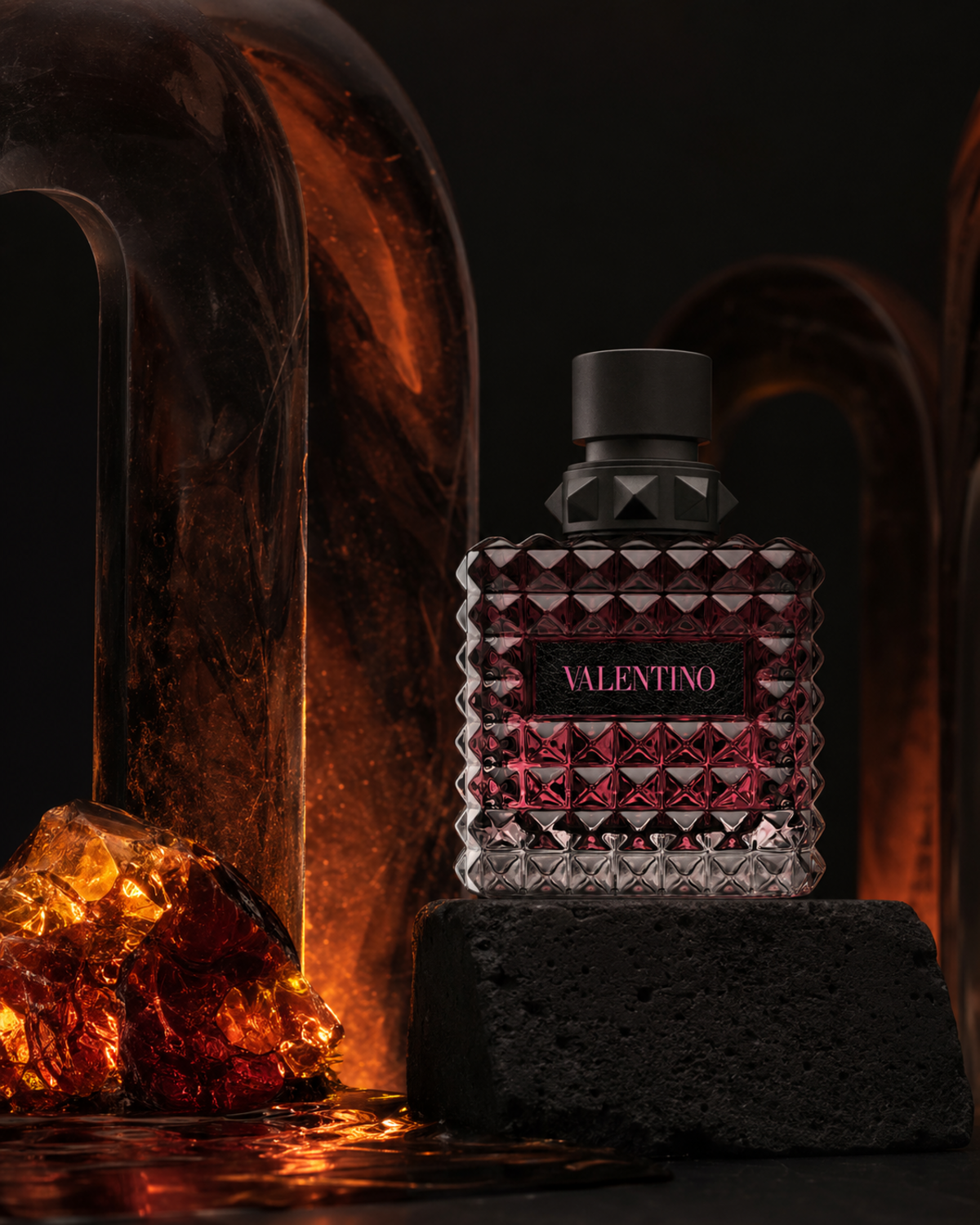 Valentino Donna Born in Roma Intense Eau de Parfum - صورة حملة عطرية: 04 campaign benzoin ember sculpture