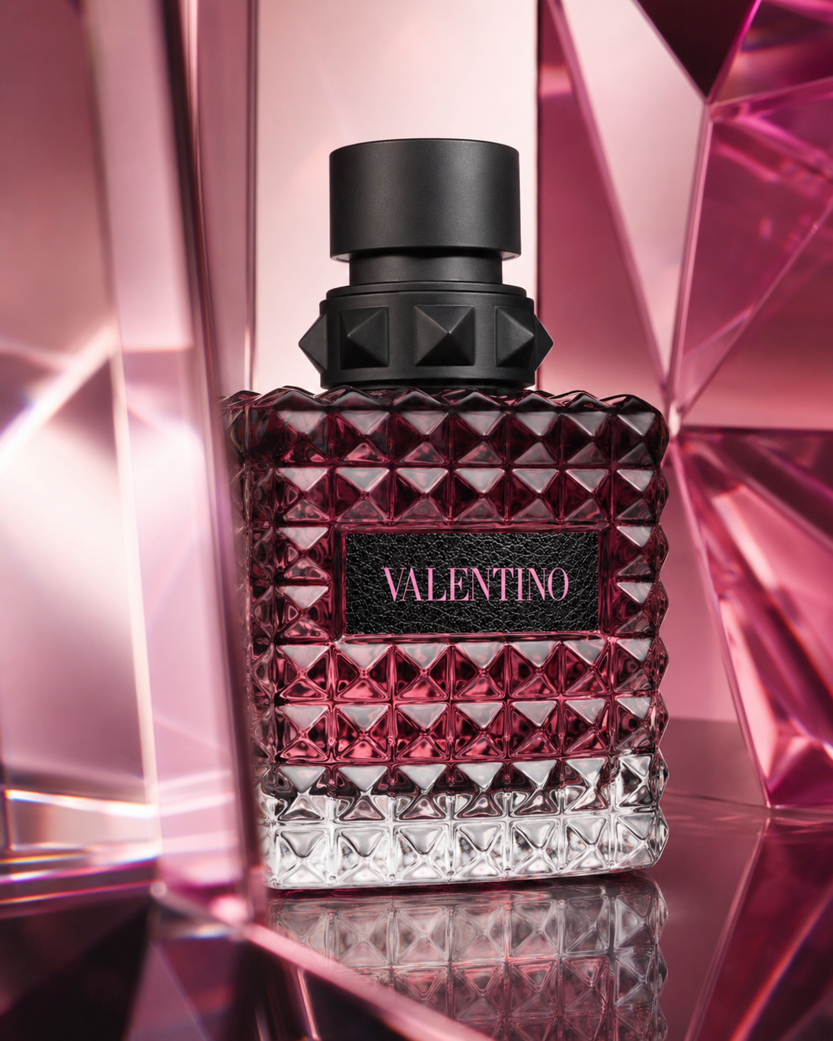Valentino Donna Born in Roma Intense Eau de Parfum - صورة حملة عطرية: 05 campaign rose glass refraction