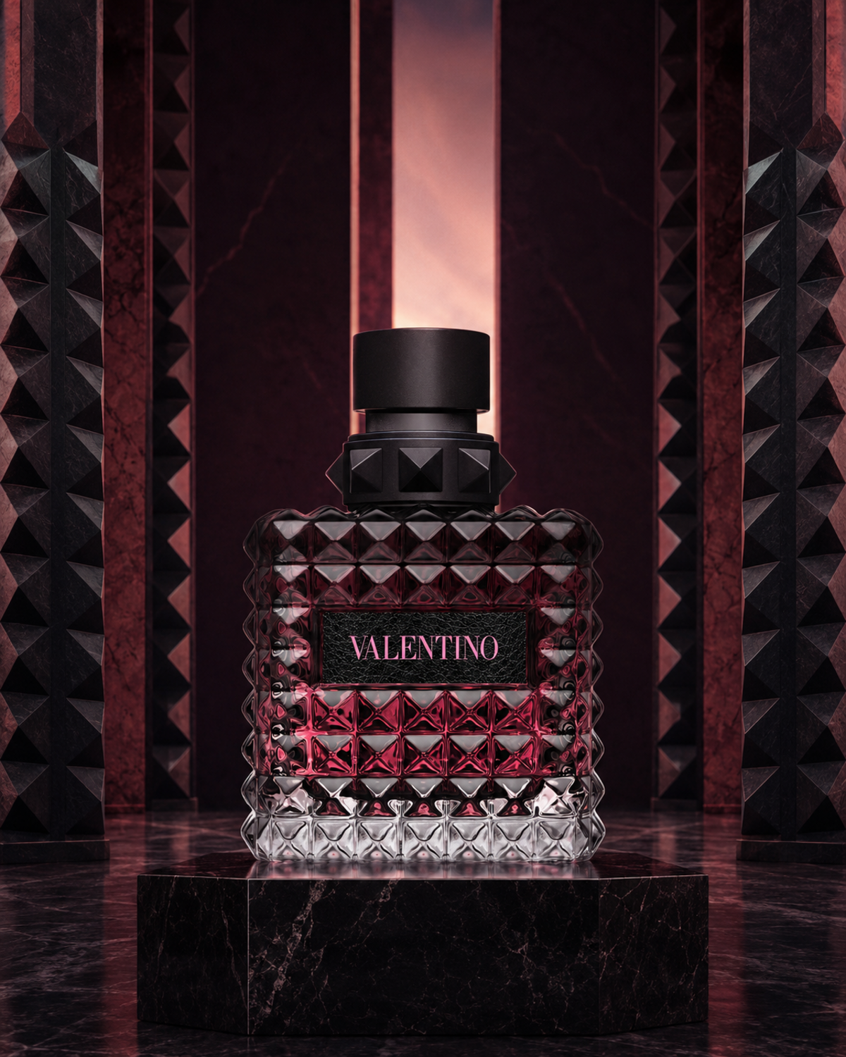 Valentino Donna Born in Roma Intense Eau de Parfum - صورة حملة عطرية: 06 campaign roman rockstud colonnade