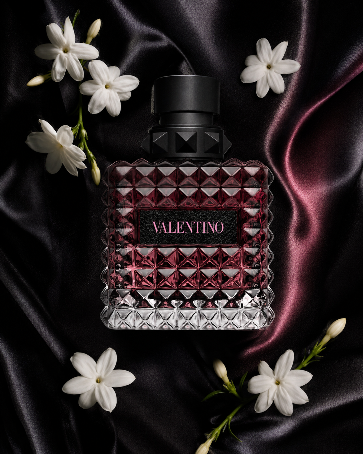 Valentino Donna Born in Roma Intense Eau de Parfum - صورة حملة عطرية: 07 campaign jasmine couture flatlay