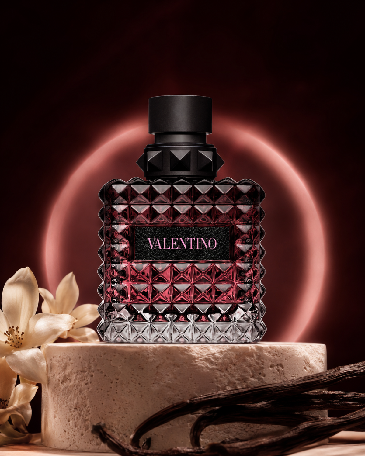 Valentino Donna Born in Roma Intense Eau de Parfum - صورة حملة عطرية: 08 campaign vanilla smoke halo