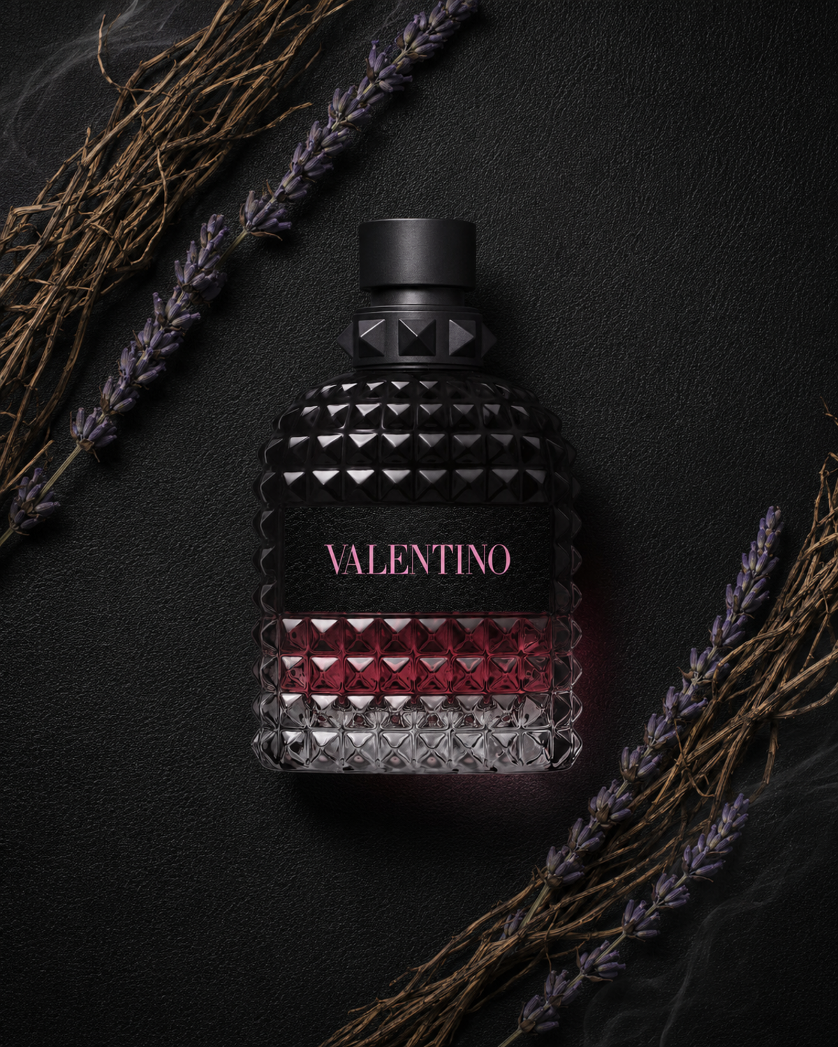 Valentino Uomo Born in Roma Intense Eau de Parfum - صورة حملة عطرية: 08 campaign vetiver lavandin flatlay
